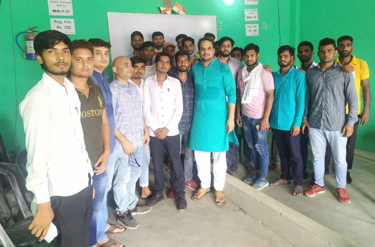 _utsavyadav's tweet photo. दो में से क्या तुम्हे चाहिए कलम या कि तलवार 
मन में ऊँचे भाव कि तन में शक्ति विजय अपार 

बुलंदशहर के युवाओं ने 4 साल में 4 लाख रोजगार के प्रचार को झूठा बताया।

अबकी बार " युवाओं का यूपी "

@yuvahallabol https://t.co/pilgQLmjRQ