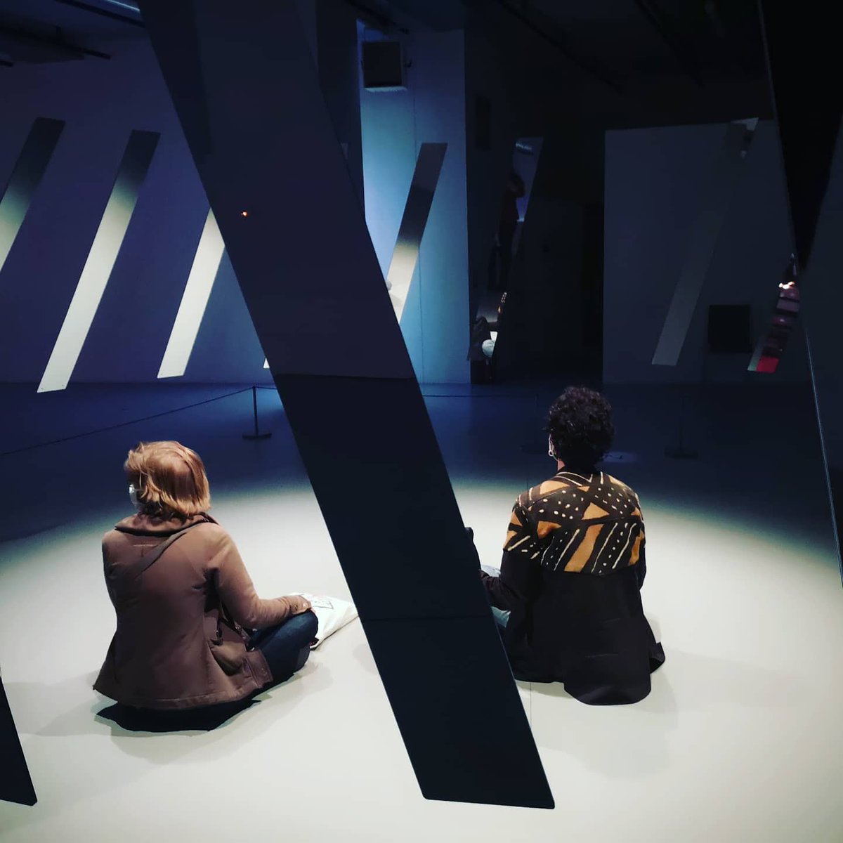 IdeesLumieres's tweet photo. Rencontre avec @OlivierRatsi pour sa lumineuse exposition juste avant la pause estivale @gaitelyrique #heureuxlesfeles #lumièredanslacité #LightintheCity #LightArts https://t.co/FnqKQv4Kxb