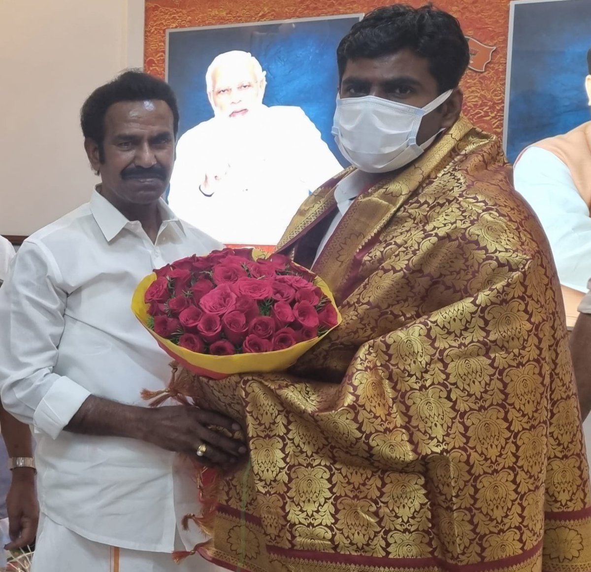 shivaveni11's tweet photo. தமிழக பாரதிய ஜனதா கட்சிக்கு தலைவராக பொருப்பேற்றுள்ள கே.அண்ணாமலை அவர்களை பெருந்தலைவர் மக்கள் கட்சியின் தலைவர் என்.ஆர்.தனபாலன் அவர்கள் இன்று கமலாலயத்தில் சந்தித்து வாழ்த்து தெரிவித்து சால்வை அணிவித்து பூங்கொத்து கொடுத்து பாராட்டுக்களை தெரிவித்தார்கள். https://t.co/pnIwVF2NnQ