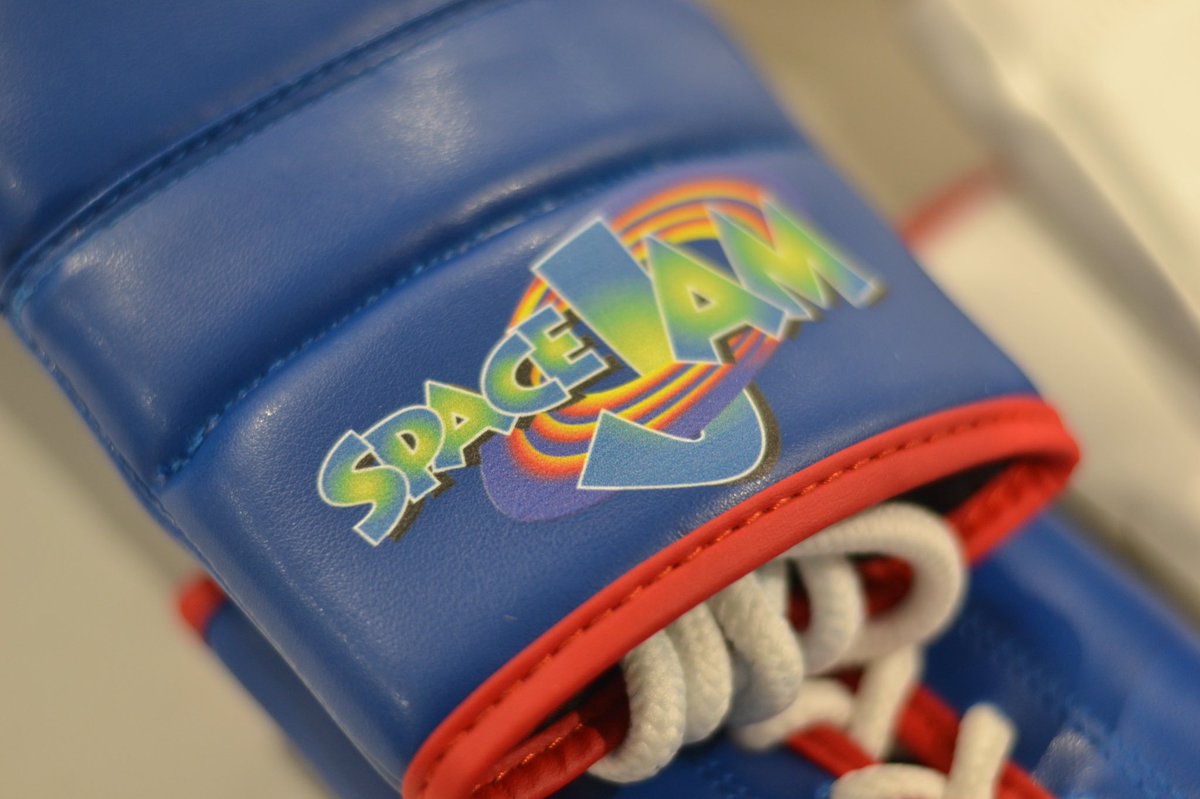 sbsportswearuk's tweet photo. Ohh yes we did.
SpaceJam branded gloves from SB Custom.
Contact us today.
‘No one does it like we do..’
#spacejam
#boxing
#sbsports
#sbcustom
#likewedo https://t.co/EPbXWGx666