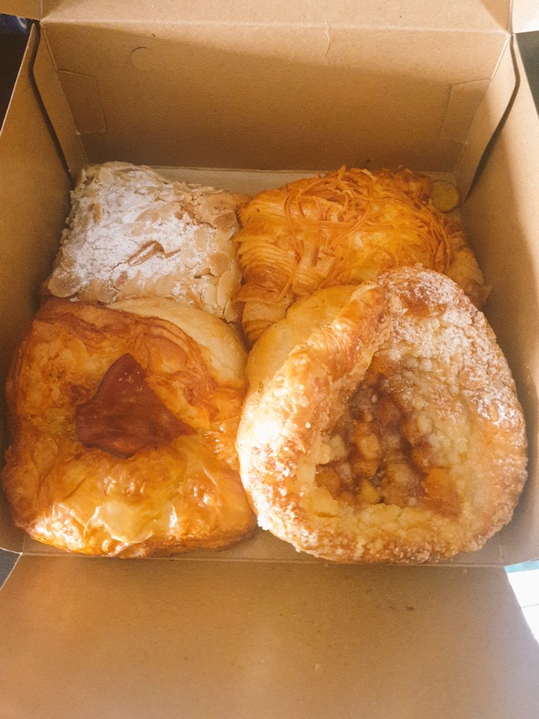 5ForEver's tweet photo. Cemilan sore dari jastip kak @nathmeong yang ga pernah failed rasanya. Apple danish by Don bakeshop my love 😍 https://t.co/XFpIlgfkYD