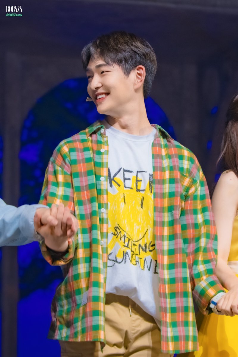 BOB52ONEW's tweet photo. ✨210716 뮤지컬 태양의노래 온유 막공 커튼콜데이 보정2

진기는 정말 다정해..ㅠㅠㅠㅠㅠㅠㅠ정말 다정한 사람이야

#태양의노래 
#SHINee #샤이니 #온유 #ONEW #이진기 #オニュ https://t.co/u2RDWtuHKO
