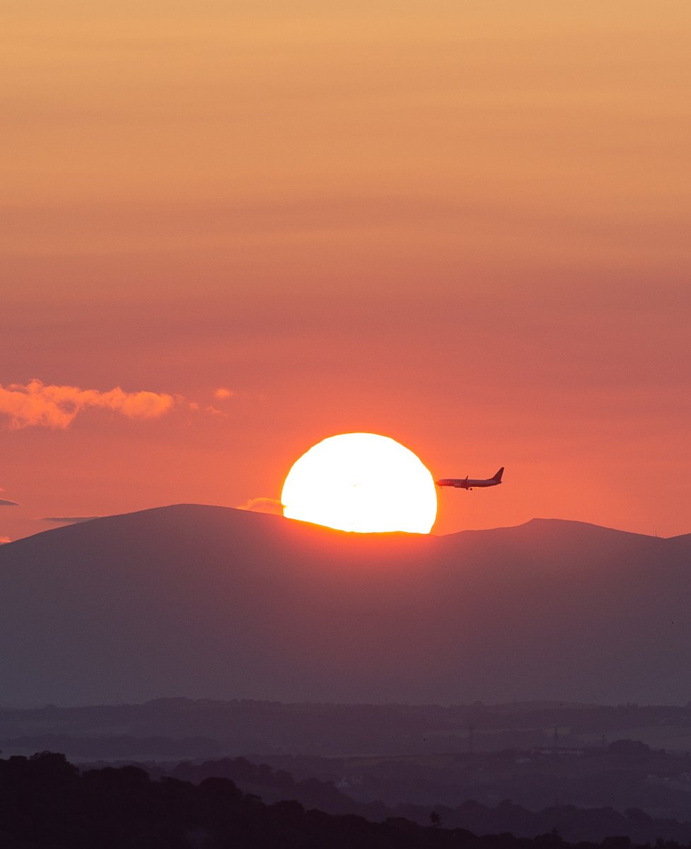 realscotmany's tweet photo. While approaching @EDI_Airport , @Ryanair flight #FR818 was kissing the sun goodnight. https://t.co/1rhsm40Phv