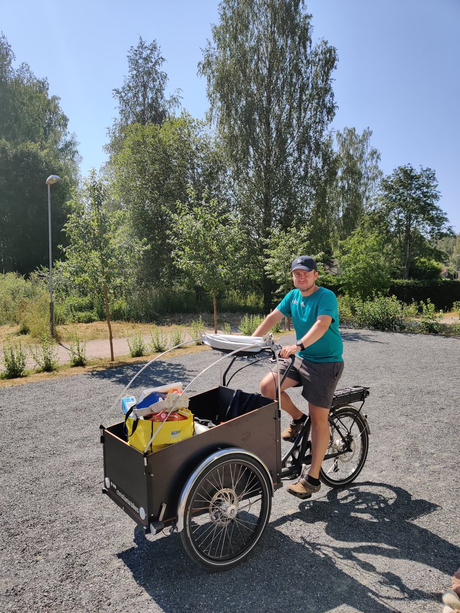 WernerFranzen1's tweet image. Helteellä on mukava viedä pyörällä tavaraa kierrätykseen. #muovi #kartonki #pullot #kiertotalous #laatikkopyörä #tavarapyörä #pyöräily #meilläkierrätetään #rinkiin