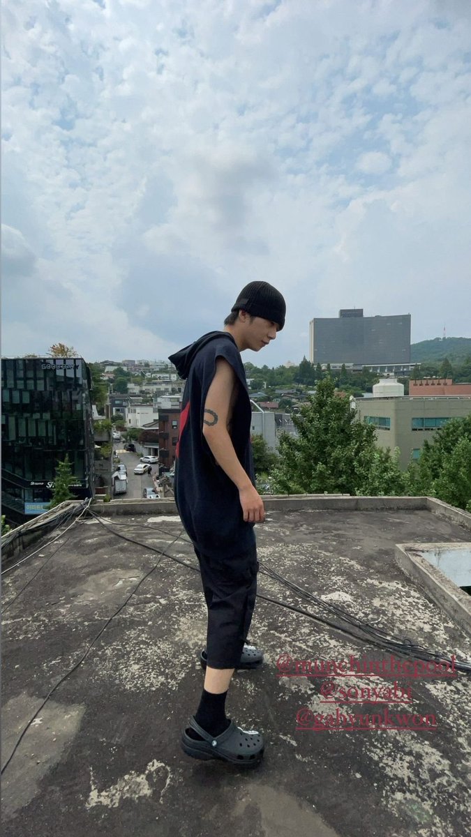 munchingTH's tweet photo. 210717 🧒🏻🚶🏻‍♂️ CR. Kwak sky

#크록스 #Walk_in_Crocs #오늘의크록 @munchinthepool #munchinthepool #우원재 #Woo #WooWonJae #AOMG https://t.co/R6ZiQxdazp