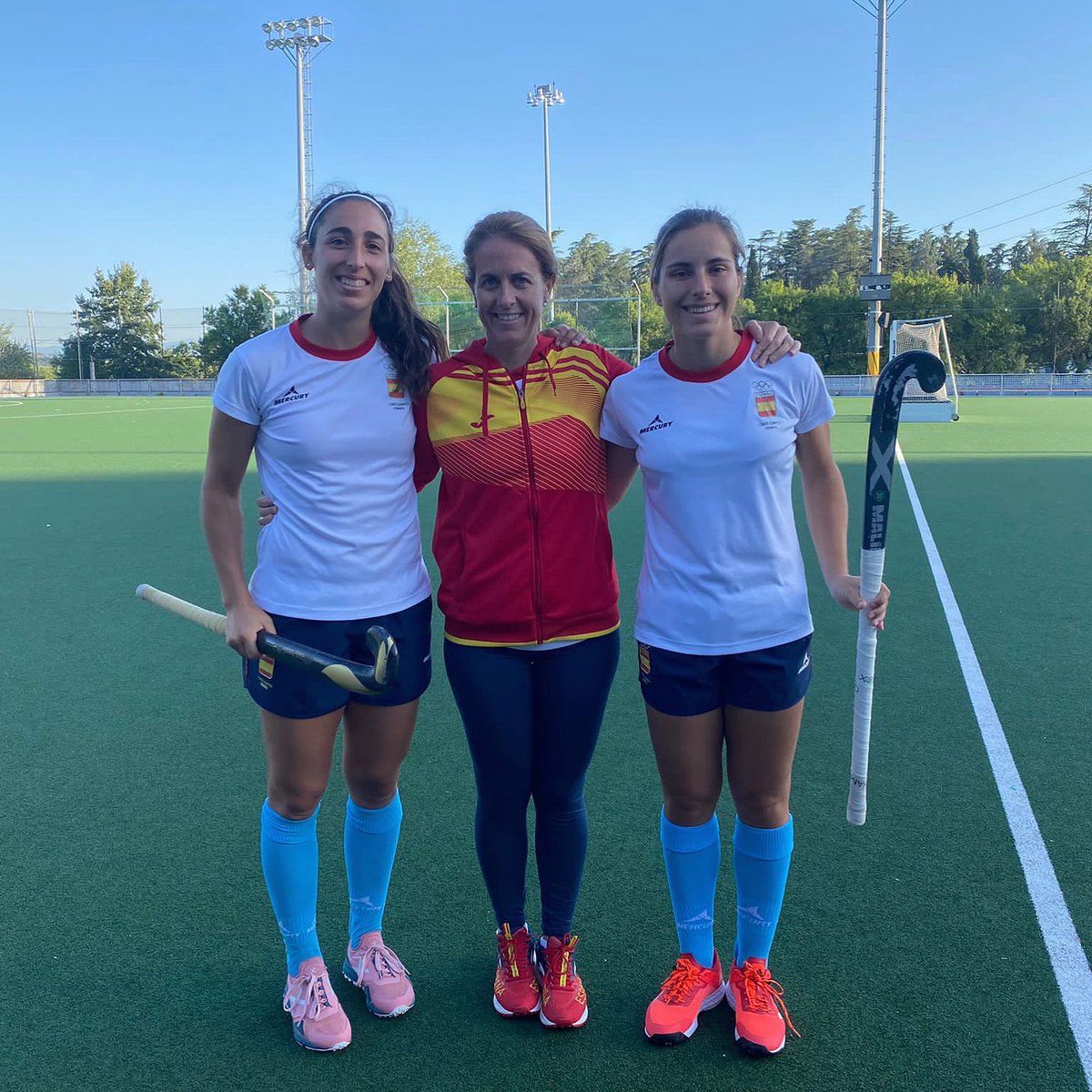 ℹ️ La Júlia Pons, la Clara Ycart i la Sílvia Muñoz agafaran avui l'avió que les portarà fins a Tòquio per disputar els Jocs Olímpics! 🏑

Molta sort, noies! ❤️ A gaudir!🔝