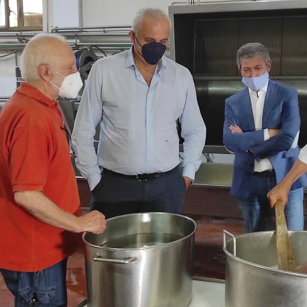 CaseificioStar's tweet photo. Ieri è stato un pomeriggio speciale per noi 😍
Abbiamo ricevuto la visita del’Assessore all’Agricoltura della Regione #Campania @Nicola Caputo e abbiamo avuto il piacere di potergli mostrare la nostra produzione artigianale del #caciocavallo 🤩
Ad acco… https://t.co/8sPBgDo1GO https://t.co/cDIcflKMin