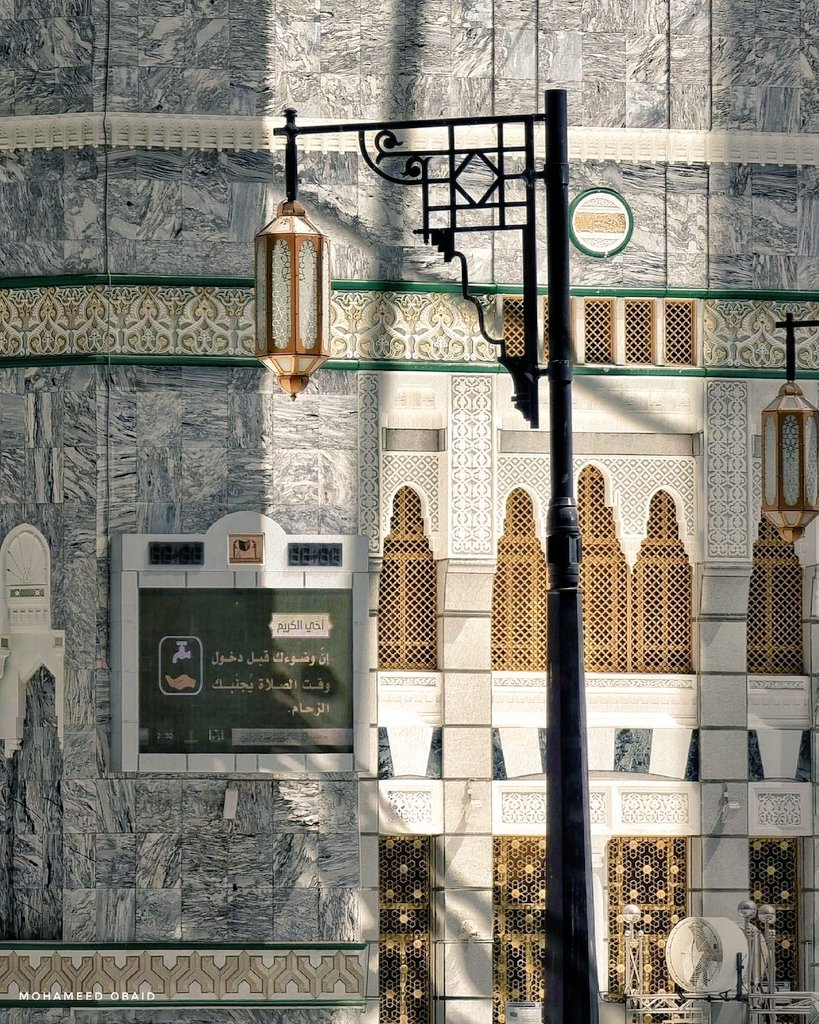 "الله أكبرُ قالها عبدٌ ضَعيفٌ فاكتفى
الله أكبرُ كم بها خيرٌ عَظيمٌ ما خَفى"🍃