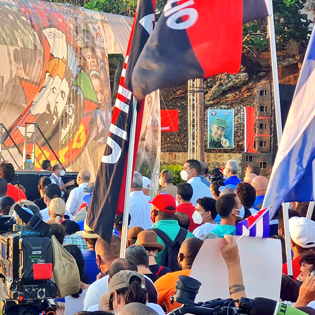 Domitille_P's tweet photo. #RaulCastro présidait la manif de soutien au gouv. et à la #Revolution en rep. aux #manifestations historiques du #11Julio #Cuba 
Un homme ds la foule à crier #liberté et s'est fait embarqué.
#Fidel est parmi ns et #abajo la #gusanera criaient ces #cubains , amenés sur place @ 4h https://t.co/Vsa9GjUDcN