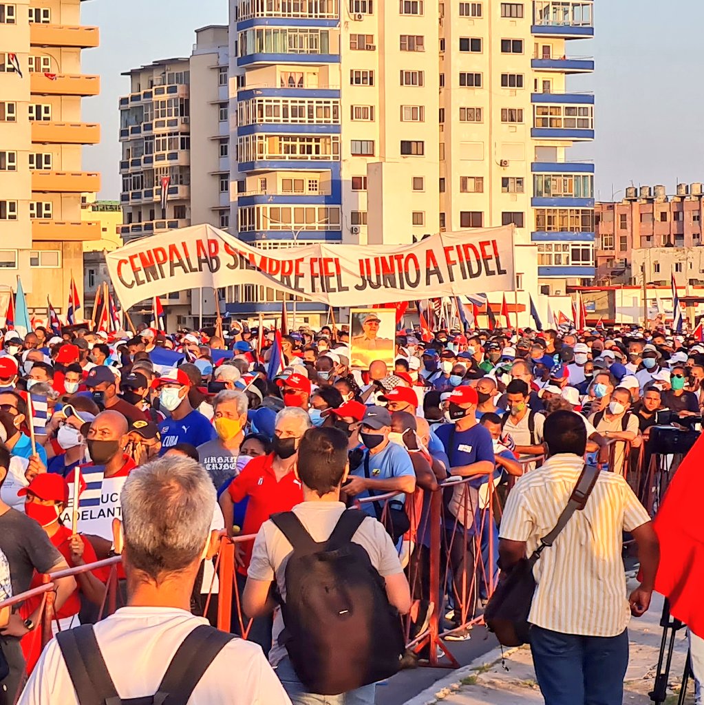 Domitille_P's tweet photo. #RaulCastro présidait la manif de soutien au gouv. et à la #Revolution en rep. aux #manifestations historiques du #11Julio #Cuba 
Un homme ds la foule à crier #liberté et s'est fait embarqué.
#Fidel est parmi ns et #abajo la #gusanera criaient ces #cubains , amenés sur place @ 4h https://t.co/Vsa9GjUDcN