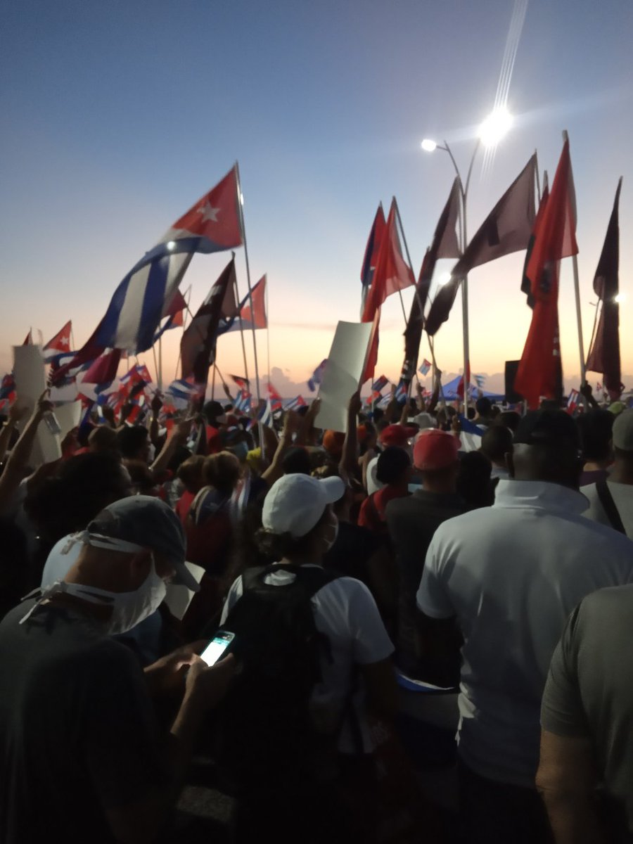 Le amanece al Malecón un mar de banderas. Alegres, amando en paz, solidarios, así se ve 
al cubano. Hoy nuestra caja de balas son las ideas, la paz, la solidaridad.