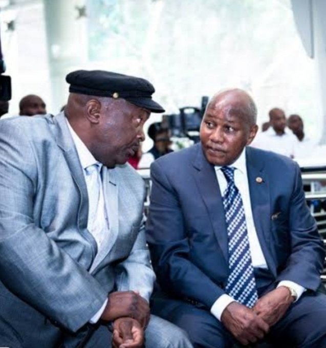 robertmarawa's tweet photo. Kaizer: "Ek sê, happy birthday my outie....four more years then u hit 70!!"🤣

Jomo: "Kahle Guluva, wena just focus on getting that star 🌟tonight then bring me that jersey as my birthday present!! Uyezwa?🤝🏽

Happy Birthday Black Prince &amp; good luck @KaizerChiefs 
#CAFCLFinal https://t.co/dlsefPFFRl