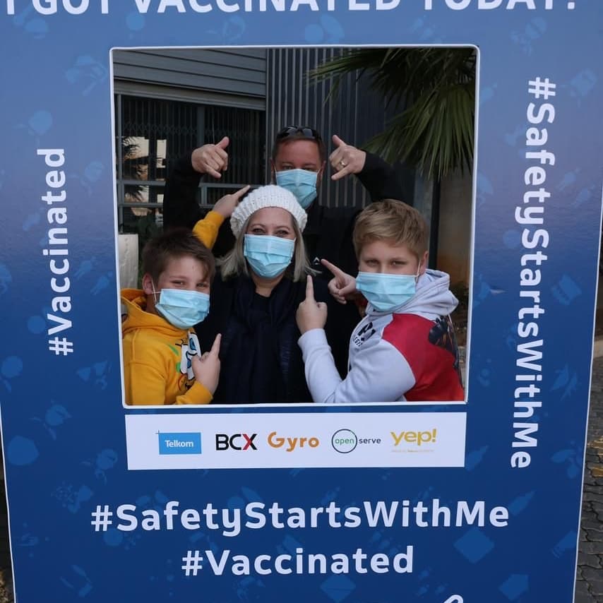 TelkomZA's tweet photo. Telkom employees that are 35 and above are getting vaccinated, even our CEO Sipho Maseko✊. As an organization we want to ensure that our employees are vaccinated to reduce the spread of COVID-19 . If you are 35 and above ensure that you get #vaccinated 🤟 https://t.co/VTxbBanYmK