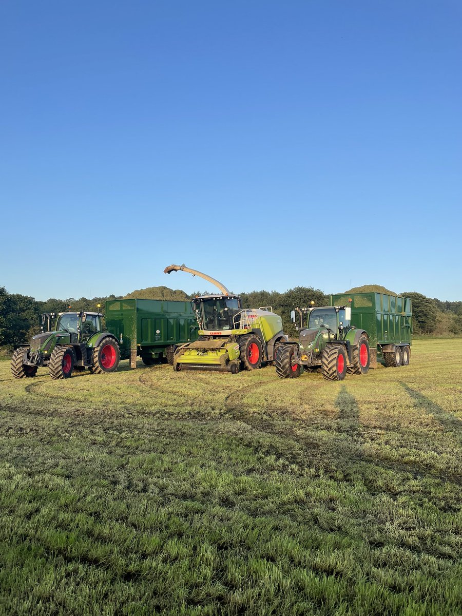 brear_toby's tweet photo. Getting through some nice second cut #grass21 @BaileyTrailer @CLAAS_UK @Fendt_UKIreland https://t.co/IMteaeiOQx