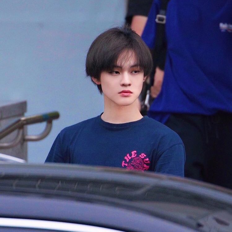 chenjidaily's tweet photo. i think thay one of chenle's best hair color is black, he look so fine! 😫💙 https://t.co/vTj4TgaSgm