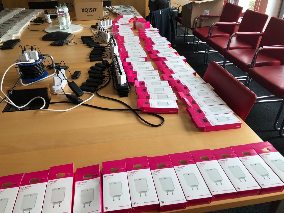 schindera's tweet photo. Die Kolleg*innen vom Service opfern ihr Wochenende. Die Fahrzeuge sind vollgepackt mit Hilfsgütern der digitalen Welt! #Hochwasser #telekomwall https://t.co/wjK8rWQWHj