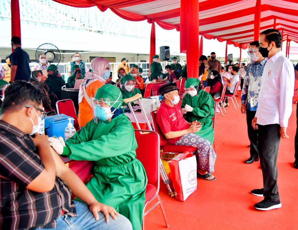 jokowi's tweet photo. Pencapaian vaksinasi di Jawa Barat, Jawa Tengah, dan Banten, baru mencapai 12 - 14%. Saya meminta Menteri Kesehatan mempercepat vaksinasi di tiga provinsi ini demi mengejar kekebalan komunal.

Sementara, vaksinasi di DKI Jakarta dan Bali sudah mencapai lebih 70% dosis vaksin. https://t.co/3mTFE54t1i