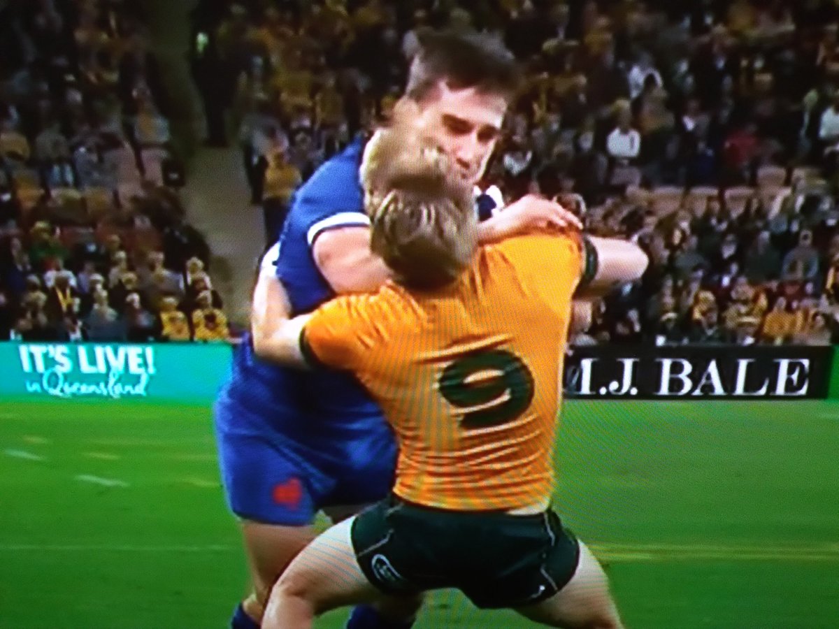 I'm.sorry but I can't understand Rugby ATM. #AUSvFRA <a href="/wallabies/">Wallabies</a> <a href="/france_rugby/">France</a> red card for Korebote yet 1 minute later this isn't even looked at......arent these laws meant to prevent concussion??