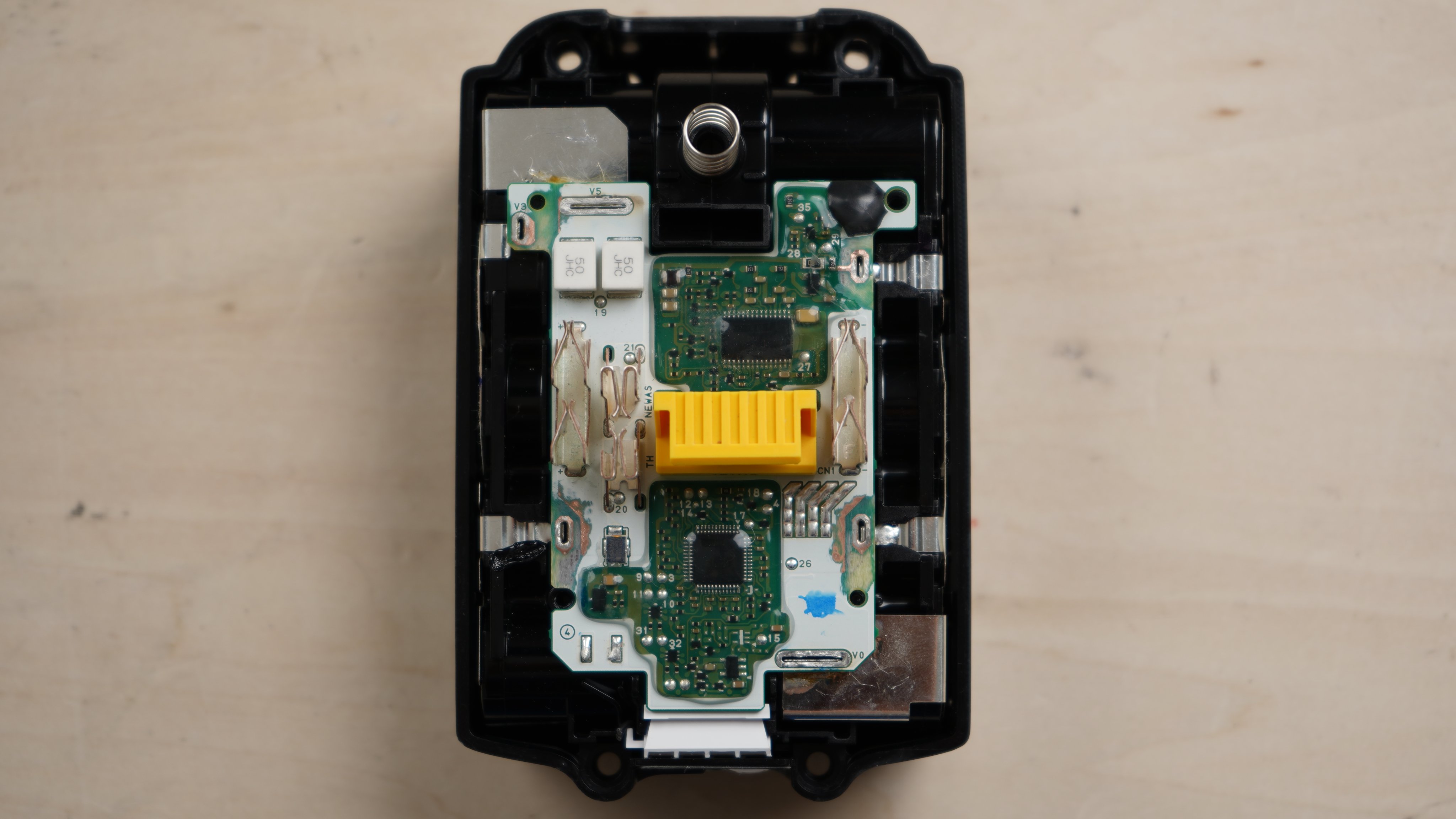 イチケン マキタの純正バッテリーの中身 基板の電子部品は樹脂で覆われている ゴミや金属粉が入り込んで接触した場合でも誤動作しないようになっている 全てのバッテリー電圧を監視するために電池のスポット溶接部分からタブが出ていて基板に接続されて