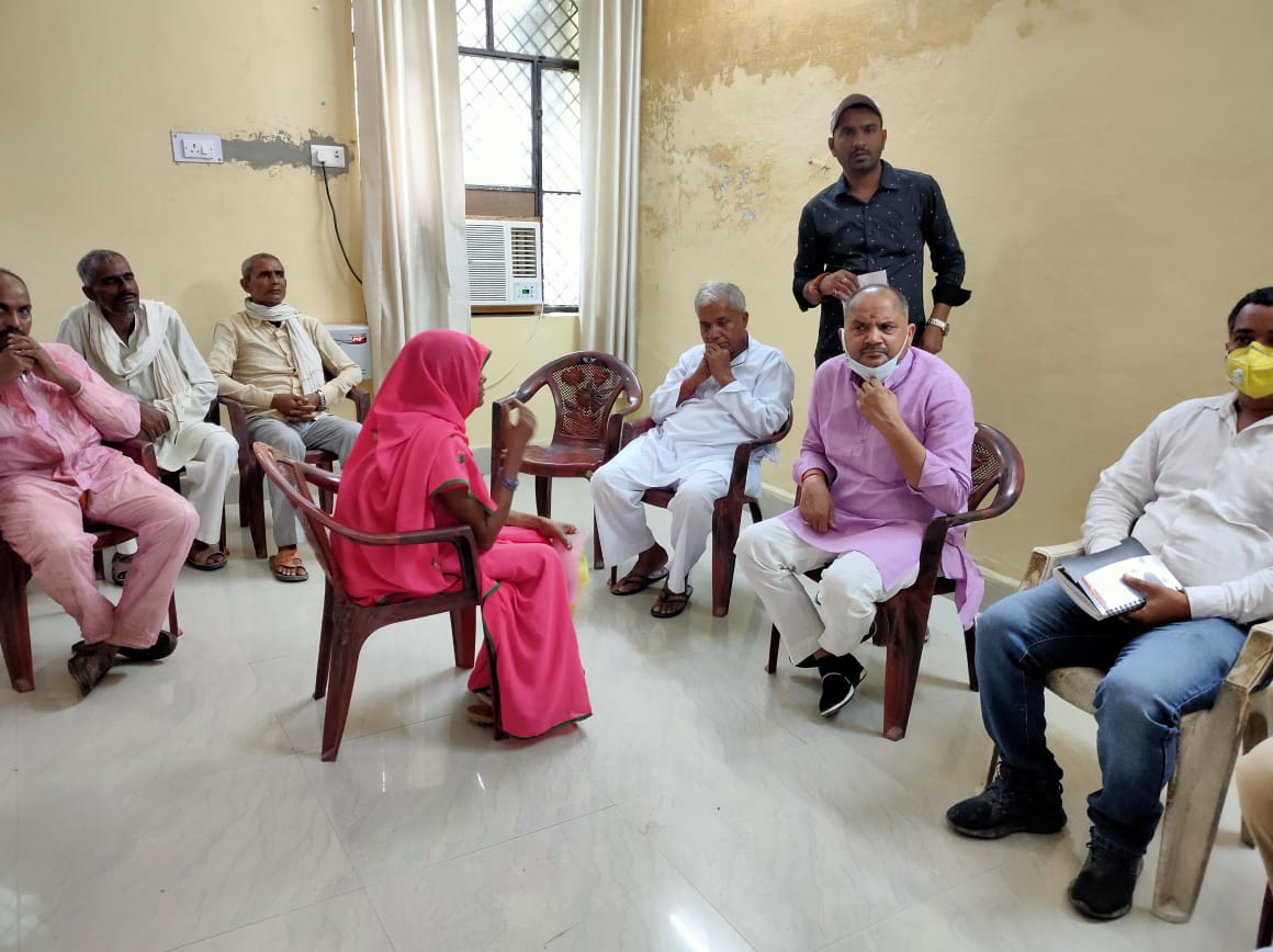IndraPTiwari's tweet photo. #जनता_दर्शन

तारुन डाक बंगला पर साप्ताहिक जनता दर्शन में आये देवतुल्य भाजपा कार्यकर्ताओं व क्षेत्रीय आमजन का स्वास्थ्य कुशलक्षेम लेकर उनकी समस्याएं सुना तथा सम्बंधित विभागों के अधिकारियों को समस्याओं के निस्तारण हेतु निर्देशित किया। https://t.co/9e9RbH1LcR