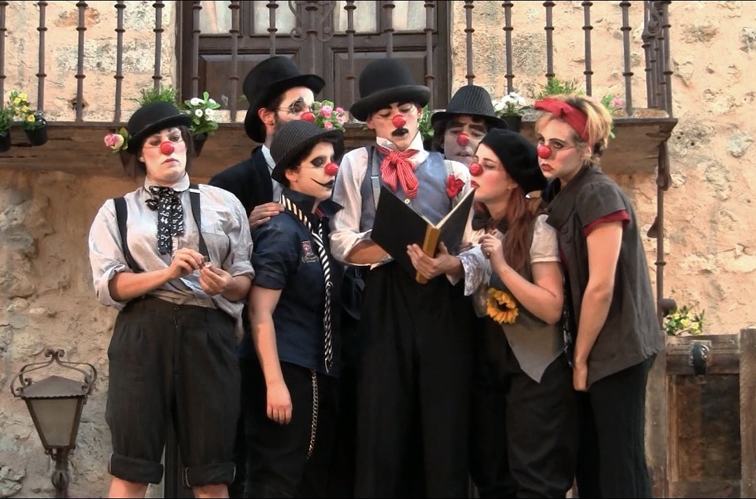 No todos los días se cumplen 6 años.
¡Felicidades Clevers!

Gracias a todos los que habéis estado encima del escenario y a los que habéis estado en el patio de butacas.
¡Sin vosotros no sería posible cumplir años!
Lo celebramos con una de nuestras primeras fotos.

#VuelveLaClever