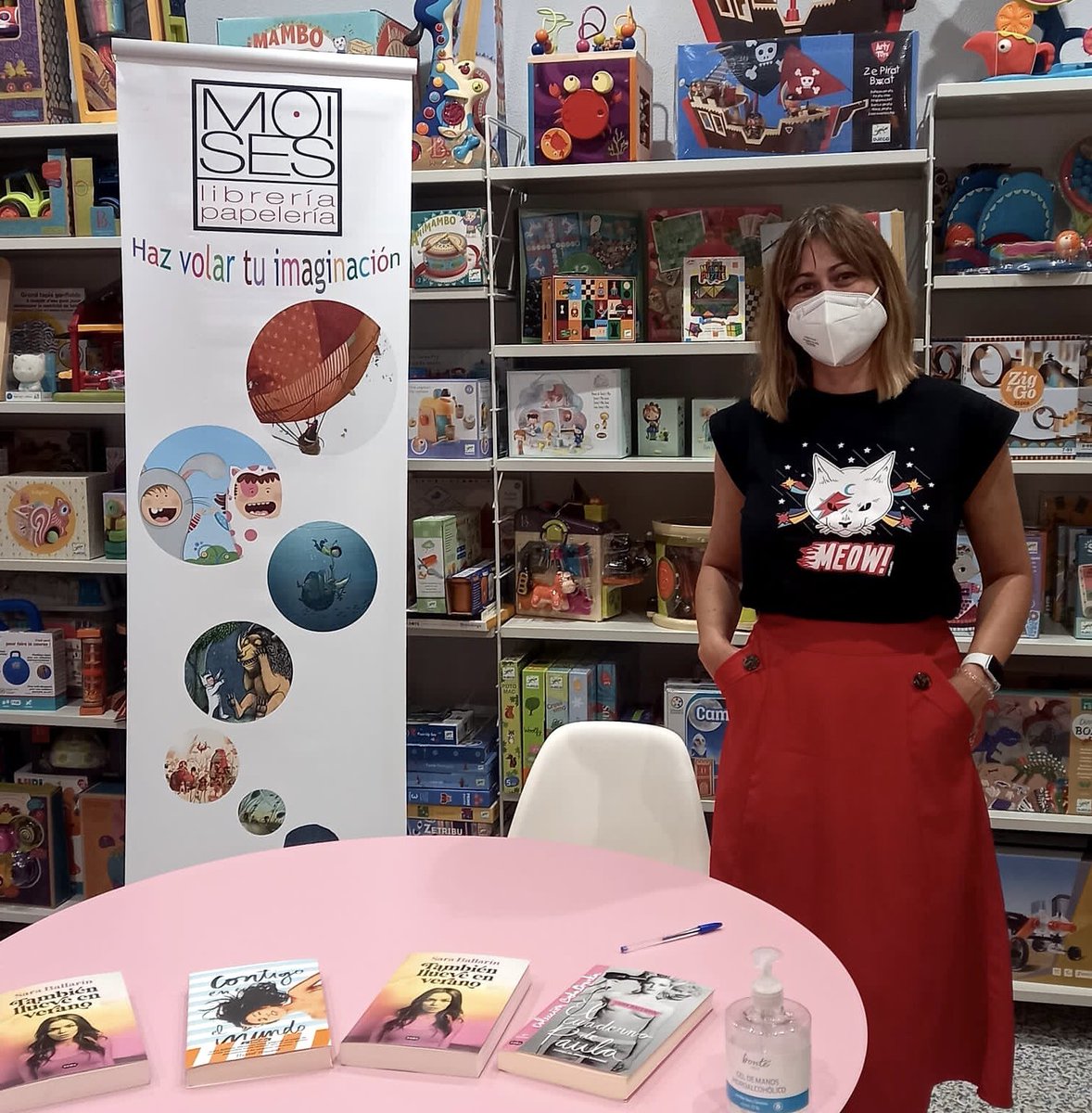 Hoy está con nosotros <a href="/sarinballarin/">Sara Ballarín</a>  Nos presenta su último libro “También llueve en verano”. Os esperamos 😊