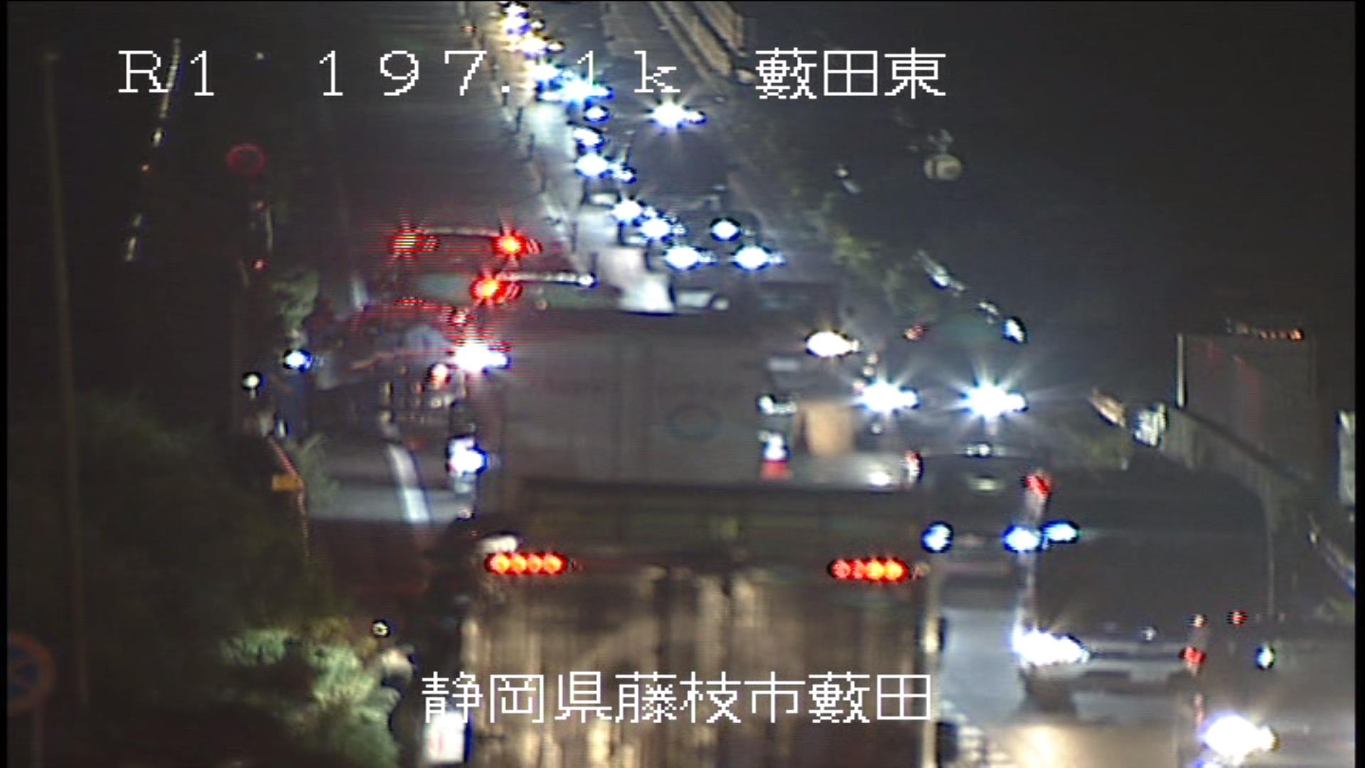 国土交通省 静岡国道事務所 通行止め情報 7月17日 土曜日 19時43分 国道1号 下り線 藤枝市中藪田 薮田東ic先 で事故のため 薮田東icから薮田西icの間 ランプ迂回 が通行止となっています 付近を通行の際には 現地の案内に従ってください 交通情報