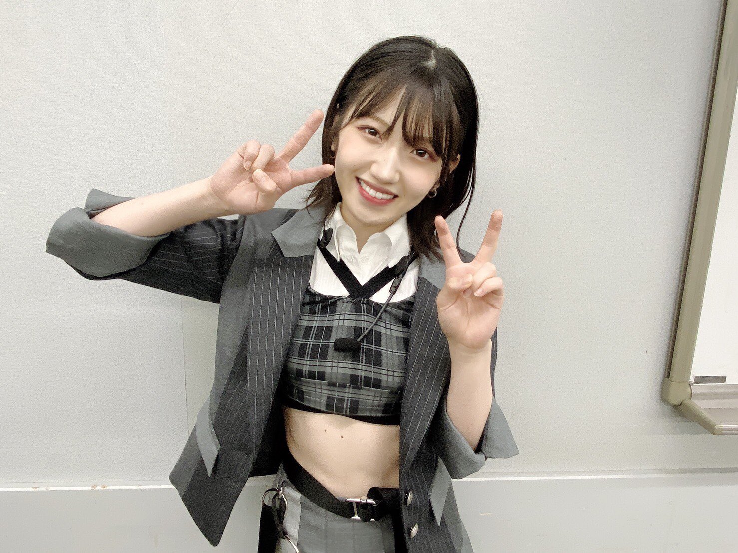 茅野しのぶ on X: やはり腹筋美のゆいりー(村山彩希 )は誰よりもお腹が見えているスタイリングで、AKB48劇場の女神といえばの彼女なので、一人だけチェックのビスチェが使われております☺️本番前の着リハを見てたら、ネクタイはこの 腹筋の妨げになると思ったので直前に ...