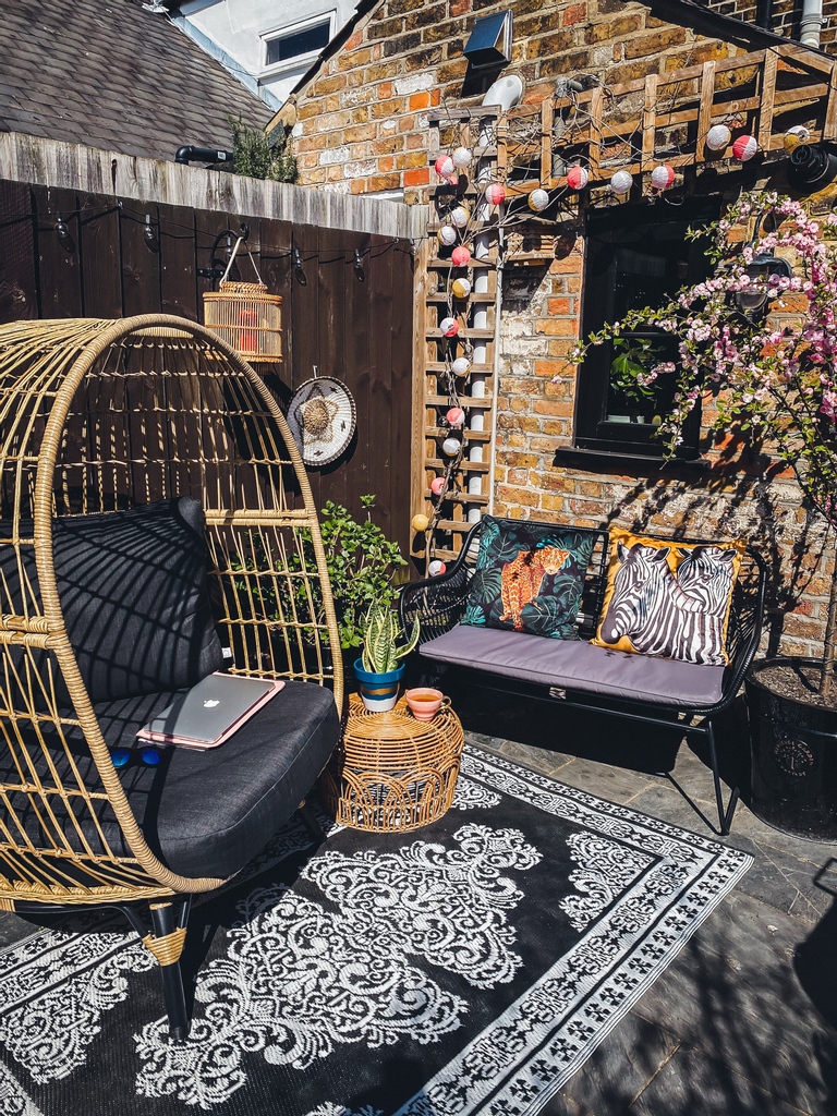 dwellinuk's tweet photo. Bring on the #sunshine, bring on the family and bring on the good times of comfy seats, beers in the #garden and time with your loved ones! ⁠
Happy #Saturday all 🥰 https://t.co/pmG111OG5u