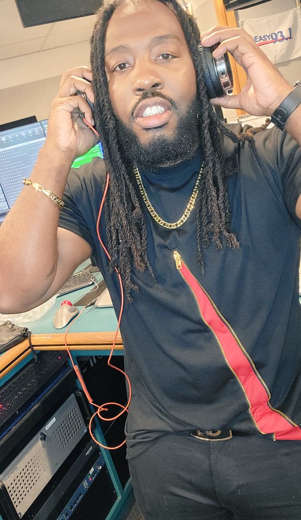 alshawvoicebox's tweet photo. Taking it @easy931 #acshaw #radiohost weekends 6AM-10AM thx for listening #alshawvoicebox.com https://t.co/pM6bs5adKp
