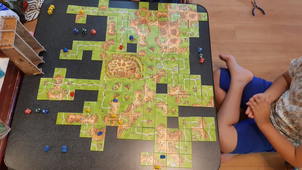 ぺたぞう 今日は夏休み初日 早速委員長ちゃんが遊び に来てちびぺたボドゲ部 カルカソンヌは前回のやさしさ溢れる世界よりはちょっと修羅寄り 委員長ちゃんが積極的に仕掛けていくスタイルで男二人は防戦一方でしたが 最終的にパパが競り勝ちました わり