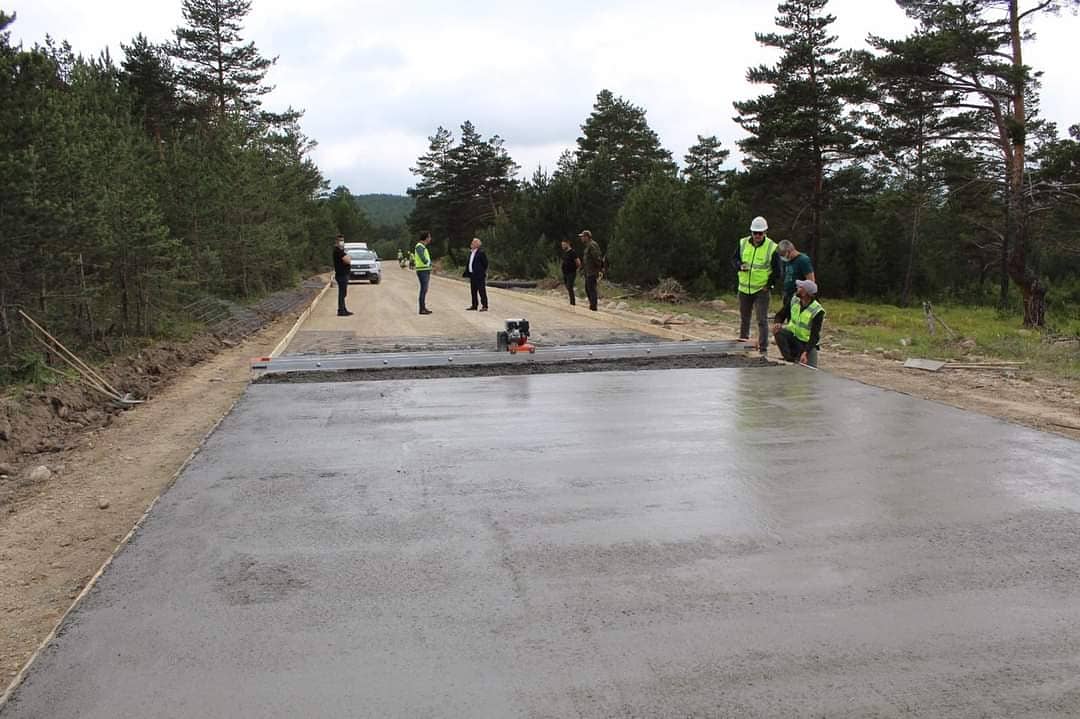 isagul52's tweet photo. Ordu Büyükşehir Belediyemizce Yapımına başlanan  Keyfalan Gurup Yolumuzdaki Beton Yol çalışması yarından itibaren  durdurulmuşturkurbn Bayramı süresince çalışma yapılmayacaktır
Bu yolumuzdan bayram süresince küçük  araçların geçmesine müsade edilecektir.vatandaşlarımıza duyurulur https://t.co/wmwf5DJzLM