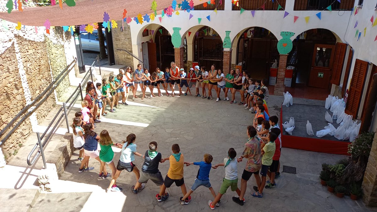 colborreda's tweet photo. 🎺 “És l'hora dels adéus
I ens hem de dir adéu-siau!”
Acabem la tercera tanda!
Tornem cap a #Berga. 👋🏼
#3aTanda21 #QuinEmbolic #colborredà #colòniessegures #estiu21 https://t.co/5Jm3DPgSEq