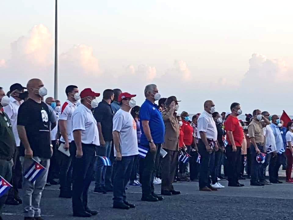 PresidenciaCuba's tweet photo. A la explanada de La Piragua, en el malecón capitalino, acude #Hoy una representación del pueblo de #LaHabana, con el cumplimiento de las medidas higiénico-sanitarias, para reclamar el levantamiento del bloqueo de #EEUU y el cese de los intentos de desestabilización
#CubaViva 🇨🇺 https://t.co/WFRZguRdPs
