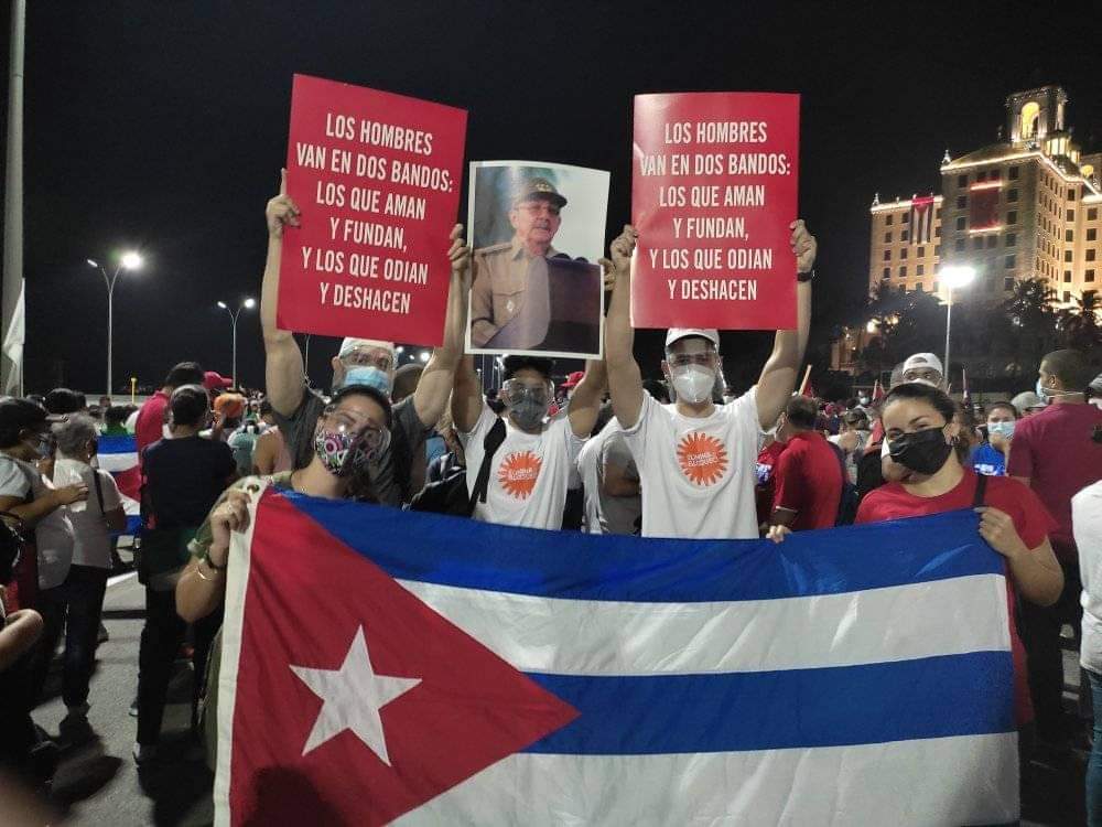 PresidenciaCuba's tweet photo. A la explanada de La Piragua, en el malecón capitalino, acude #Hoy una representación del pueblo de #LaHabana, con el cumplimiento de las medidas higiénico-sanitarias, para reclamar el levantamiento del bloqueo de #EEUU y el cese de los intentos de desestabilización
#CubaViva 🇨🇺 https://t.co/WFRZguRdPs