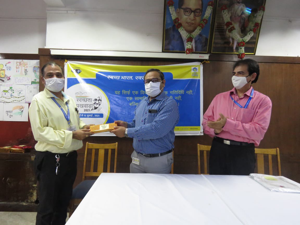 BPCRetailSewree's tweet photo. Nothing #great was ever achieved without #enthusiasm #awarddistribution #SwachhBharat end of #swachhtapakhwada @BPCRetailSewree @BPCLimited @BPCLRetail @RamanMalik02 https://t.co/fUV2HEOhAD