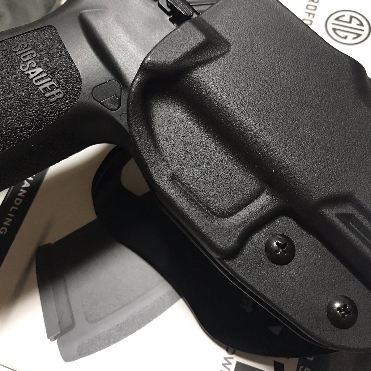 ak_wasabinikov's tweet image. ブレードテックのシグネチャー買っちった。
今回は標準のTek-LokやCzで使ってるTMMSを使わずにアジャスタブルパドルを取り付けてみた。
パドルにTMMSでもいいかな。。。
#bladetech #signatureholster #sigsauer #sigair #p320m18