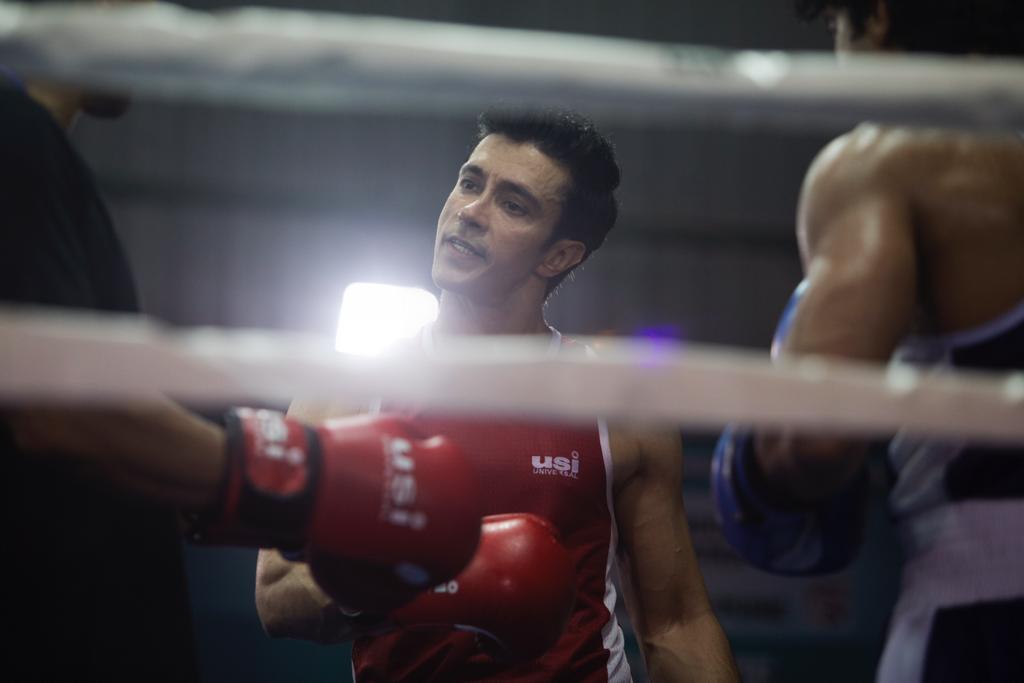 Koimoi's tweet photo. Actor #DarshanKumaar pulls off some punches like a pro as he plays a boxer in Rakeysh Omprakash Mehra’s #Toofaan #actor #bollywood @DarshanKumaar https://t.co/BJa9uBEaqv