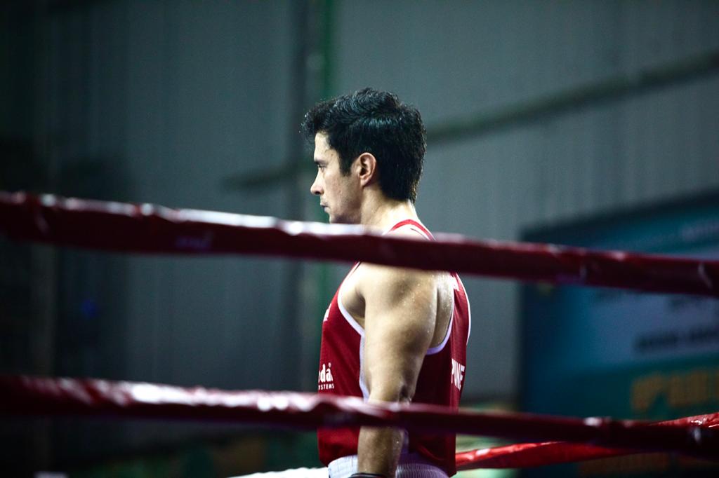 Koimoi's tweet photo. Actor #DarshanKumaar pulls off some punches like a pro as he plays a boxer in Rakeysh Omprakash Mehra’s #Toofaan #actor #bollywood @DarshanKumaar https://t.co/BJa9uBEaqv