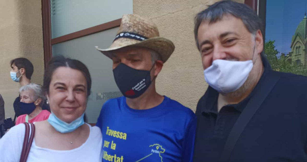 jordipauc's tweet photo. A Manresa per rebre al Conseller @jorditurull al final d'etapa d'avui de la travessa per la llibertat. Dignitat, llibertat, independència. https://t.co/VPViKBP6S8