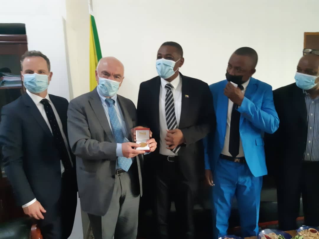 AssembleeNatkm's tweet photo. Le président de l'Assemblée, M Moustadroine Abdou a reçu ce matin le député Marc le Fur [@marclefur]  Vice-Président de @AssembleeNat. Les 2 parlementaires ont parlé de renforcement des relations entre les 2 institutions parlementaires et d'autres des sujets d'intérêts communs. https://t.co/fl6yTLDhjt