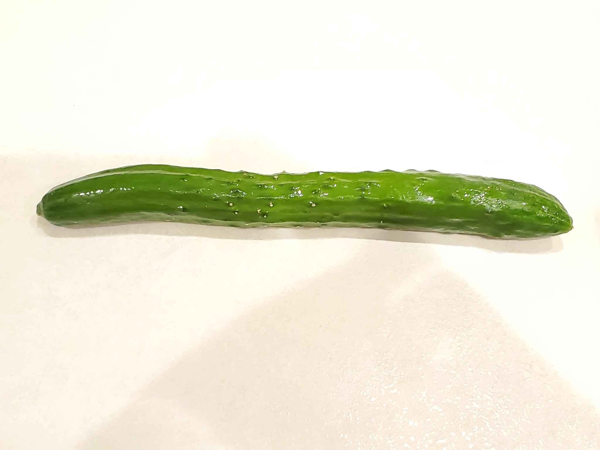 青髪のテツ 野菜のプロ きゅうりの味をワンランクアップさせる方法 へたを落とす 切口を秒こする 白い液体 アク がでてくるので流す アク抜きしたきゅうりは一味違います エグミが全くなくなり 調味料のなじみもよくなりますよ お試しあれ