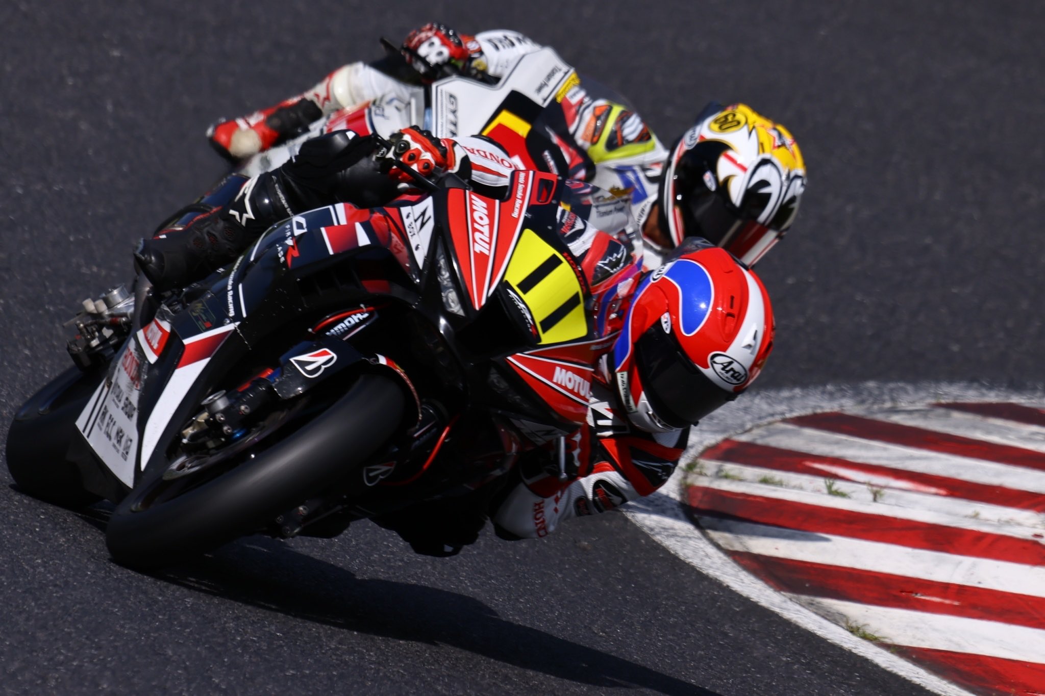 亀井雄大 全日本鈴鹿 予選3位 決勝レース1 トップ走行中転倒 決勝はペースも悪くなく中須賀選手と抜け出しかけた所でハイサイドで転倒してしまいました 腓骨を骨折してしまいレース2はリタイヤとなります 怪我をしっかり治してまたこの位置に戻ってこれる