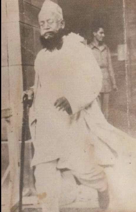 saeedmadani3's tweet photo. قال الشيخ عمر بري: مكث السيد حسين أحمد المدني الفيض آبادي يفسر آية (لا إكراه في الدين) ما يقارب ١٤ ساعة أو تزيد في ٧ دروس في الحرم النبوي الشريف. https://t.co/6D1NJs0yDx