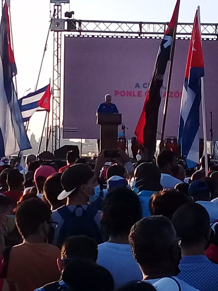 idalaparicio1's tweet photo. En el malecon habanero el 1er Secretario del PCC y Presidente de #Cuba @DiazCanelB pronuncia palabras centrales #VivaCubaSocialista #SomosCuba #SomosContinuidad #PatriaOMuerteVenceremos https://t.co/TiYggjlCif