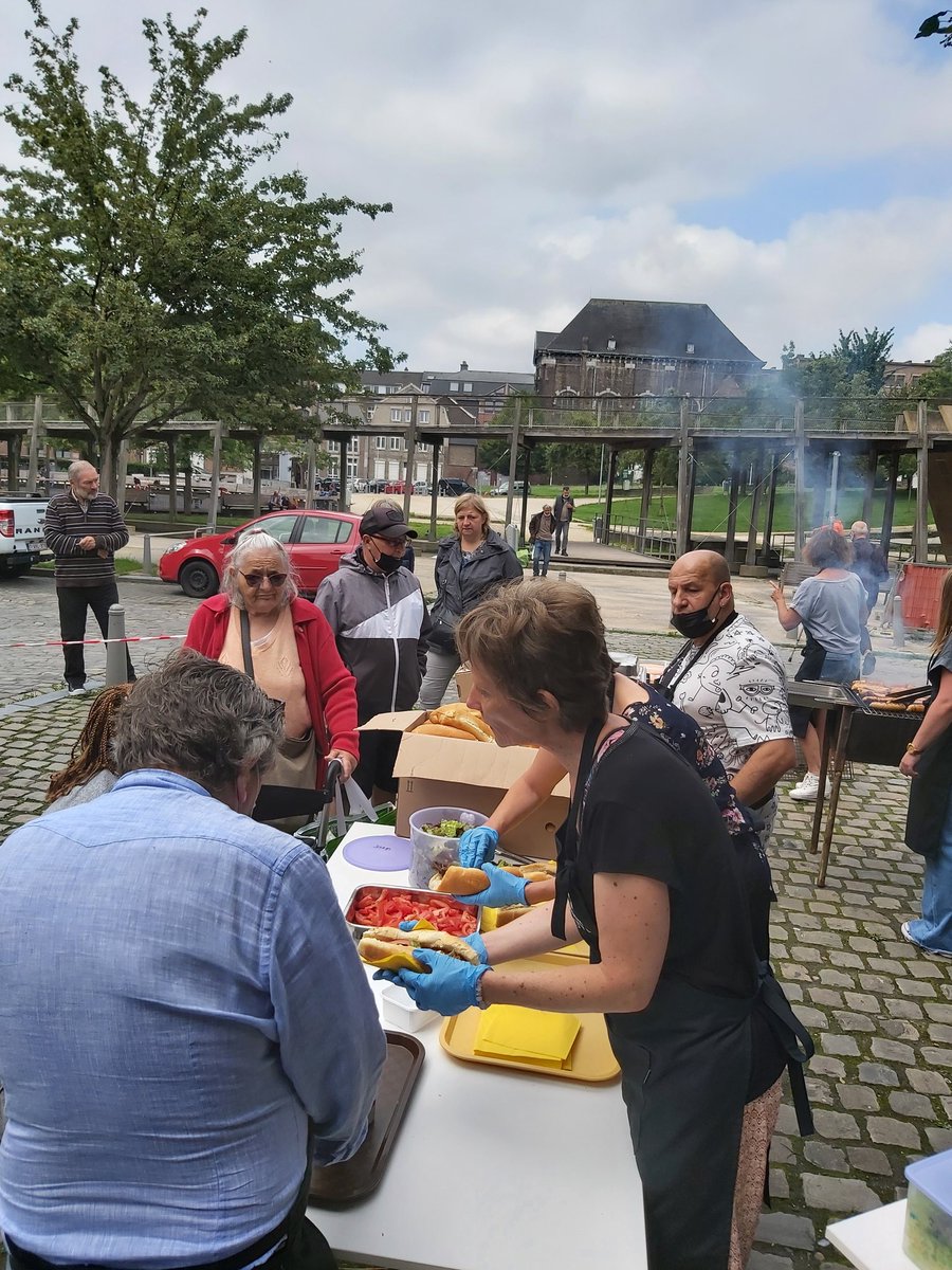 fdelooz's tweet photo. Après les inondations à Liège, un peu de réconfort pour les amis de Kamiano avec un barbecue au soleil revenu @SantEgidioBE https://t.co/FcGT9kFmFK