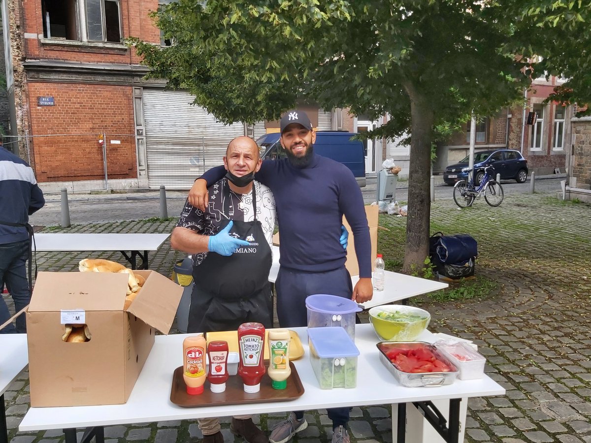 fdelooz's tweet photo. Après les inondations à Liège, un peu de réconfort pour les amis de Kamiano avec un barbecue au soleil revenu @SantEgidioBE https://t.co/FcGT9kFmFK