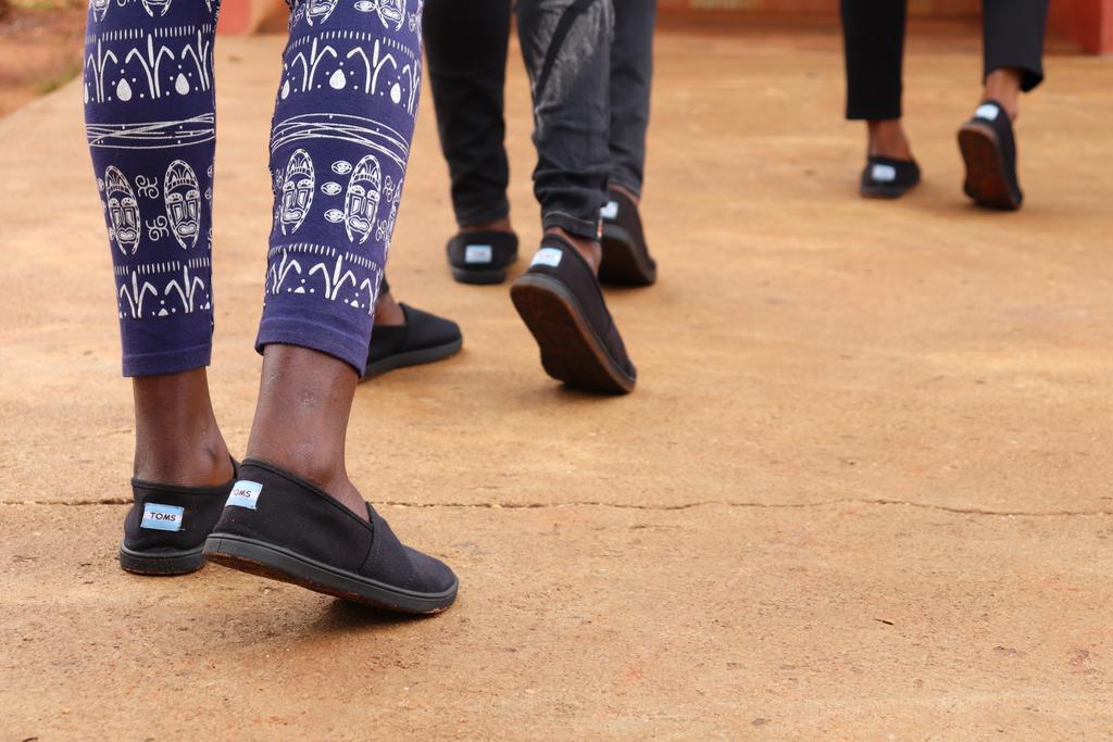 ViaMe8's tweet photo. ✨Merci à @BatongaFdn de @angeliquekidjo d'avoir équipé nos #GnonnouAsuka des chaussures @TOMS pour leur #marche de #Sensibilisation 👌🏽
#HACKCOVID19
#PlanACoRStopCovid19
#EnMarcheVersKigali
#Le229MarcheVersKiagali https://t.co/rZH8wWHklj