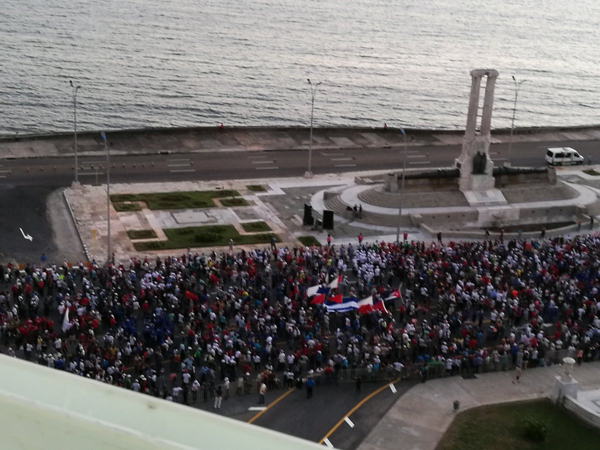 elsa_ena's tweet photo. Los que defendemos a la Revolución y amamos a Cuba salimos a mostrar nuestro compromiso, en multitudinaria participación a lo largo del malecón y en todas las provincias. #VivaCuba #CubaVive #AbajoElBloqueo @PresidenciaCuba @DiazCanelB https://t.co/tit0WS6Oy4