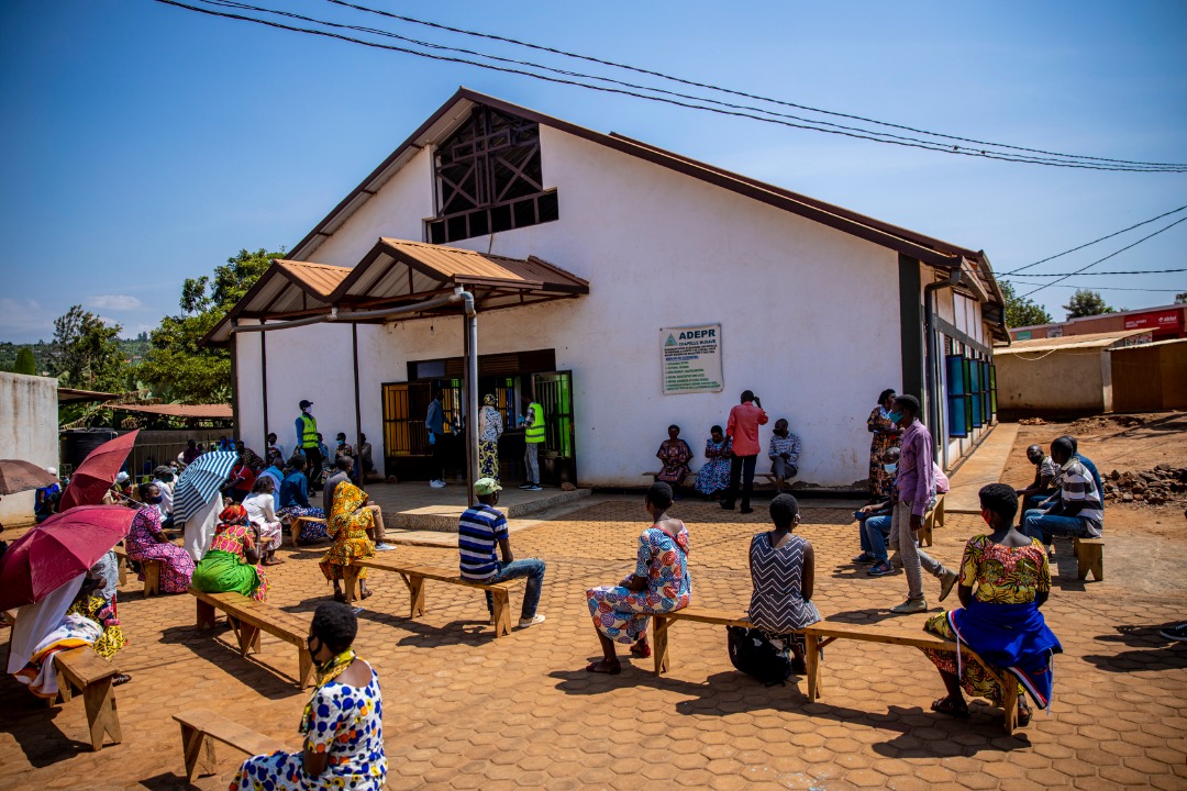 RwandaHealth's tweet photo. Igikorwa cyo gupima #COVID19 cyatangijwe kandi gikomereje mu tugari twose tw'Umujyi wa Kigali. Iki gikorwa kandi kiranabera mu tundi turere turi muri gahunda ya #GumaMuRugo. Aha ni mu kagari ka Kibenga mu murenge wa Ndera. #Sindohoka https://t.co/Z972EFM7oi